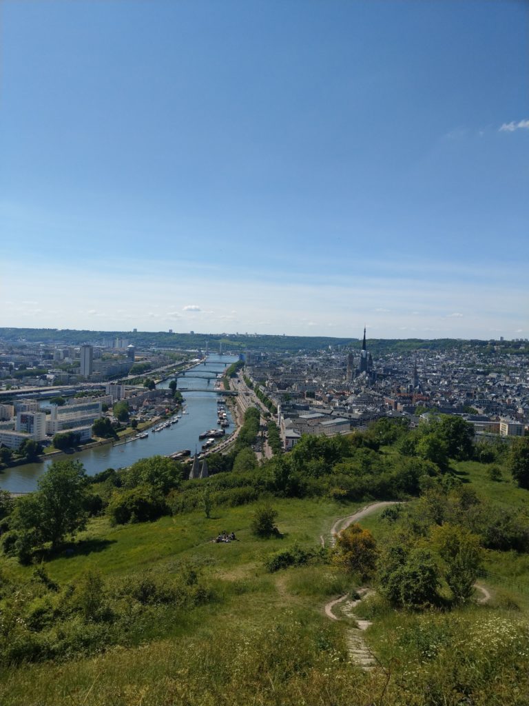 La vue panoramique sur Rouen depuis la Côte Sainte-Catherine